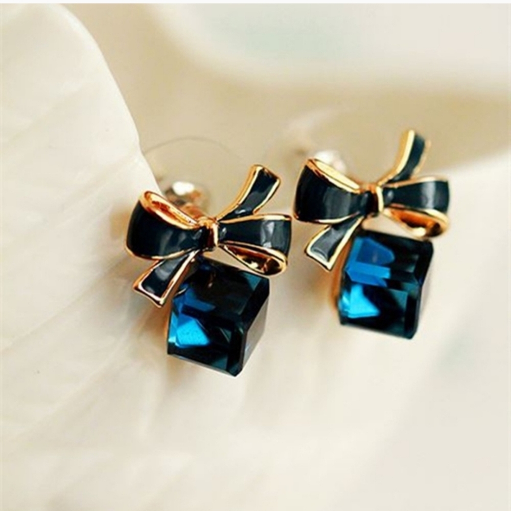 Bow knot simple cube stud earrings